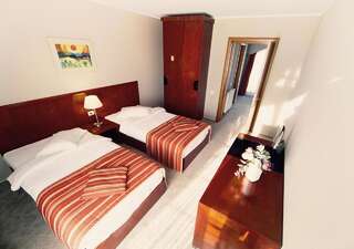 Отель Hotel Atrium Тыргу-Секуеск Двухместный номер с 2 отдельными кроватями-1