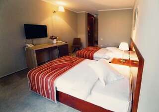 Отель Hotel Atrium Тыргу-Секуеск Двухместный номер с 2 отдельными кроватями-2